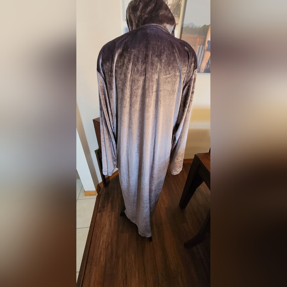 Chic Velvet Robe in Silver Gray - Picture 9 of 12